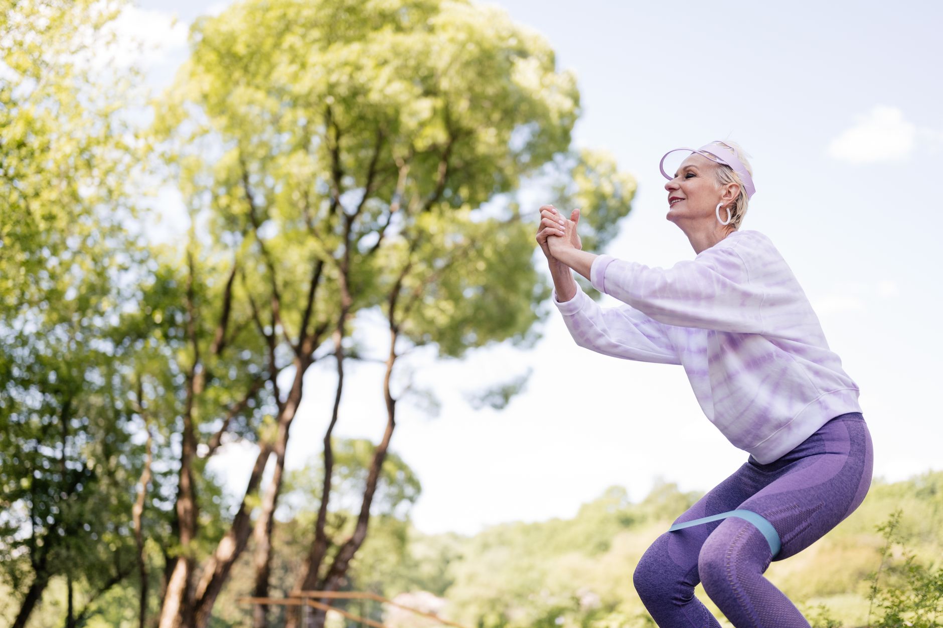 Femme senior faisant un exercice physique en extérieur, dans un parc