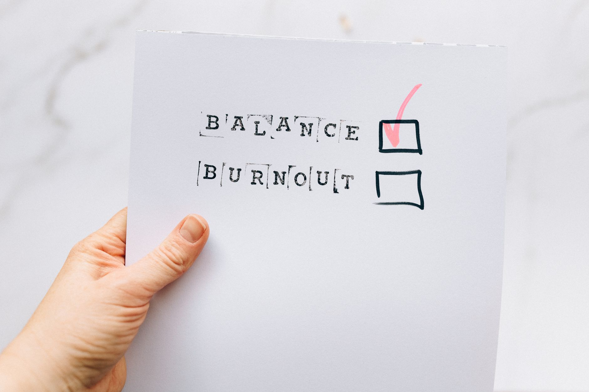 Main tenant une liste soulignant le choix de l’équilibre mental.