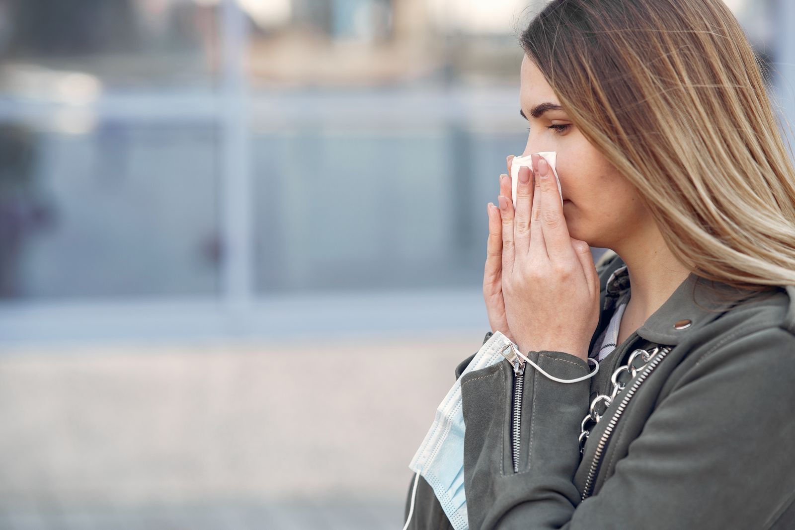 Femme sensible aux allergies saisonnières de printemps
