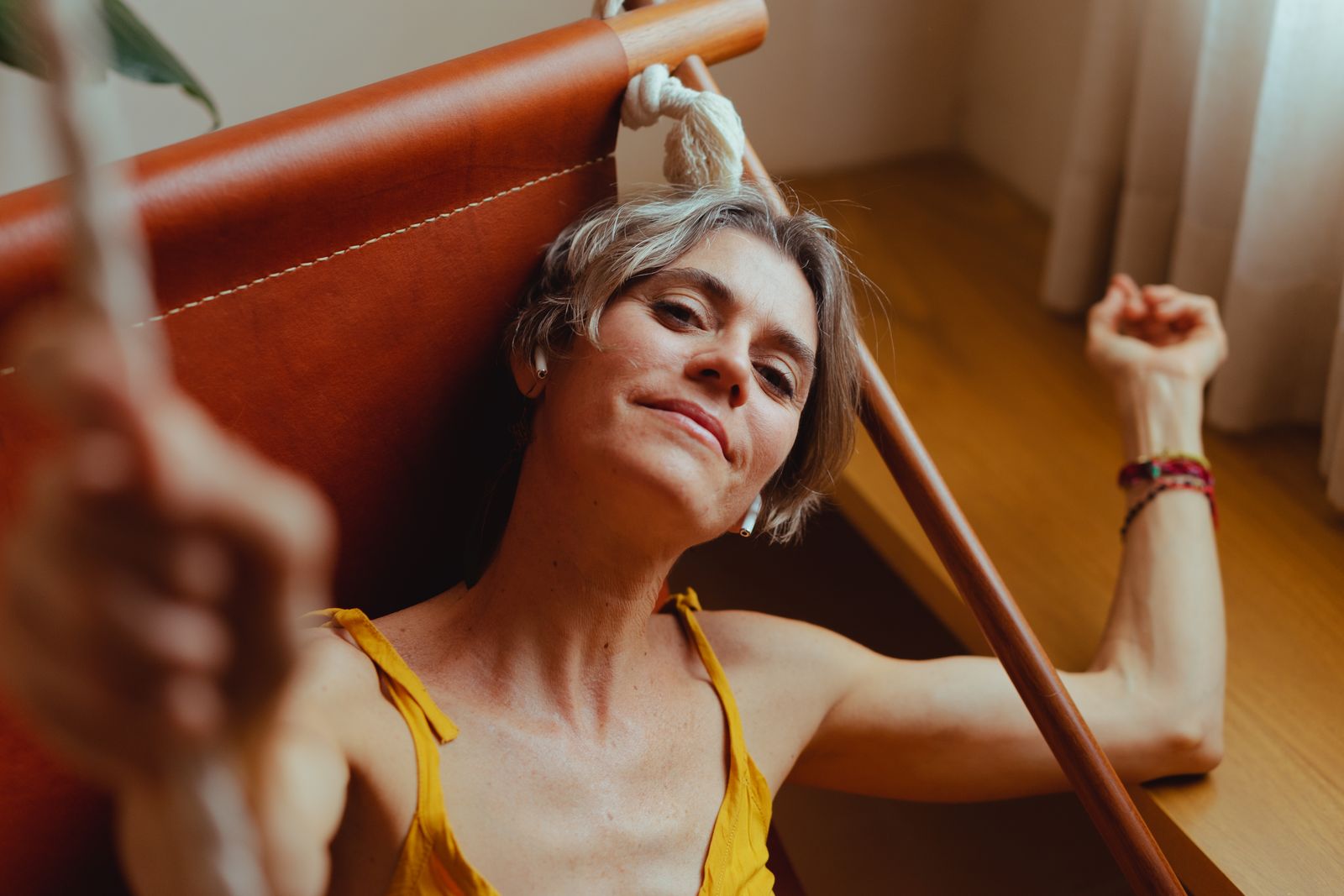 Femme se relaxant au soleil pour son bien-être mental