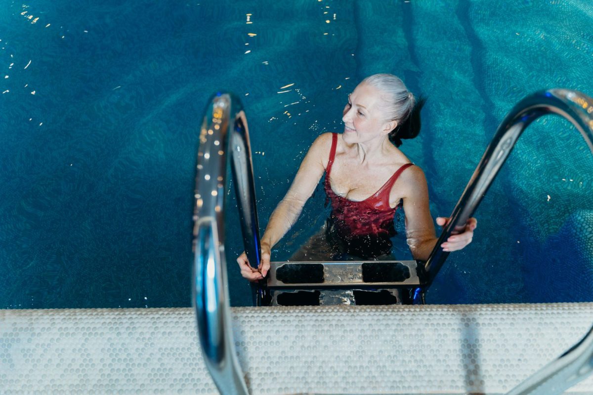 La natation, un allié pour les seniors : maintien de l&rsquo;autonomie et du bien-être