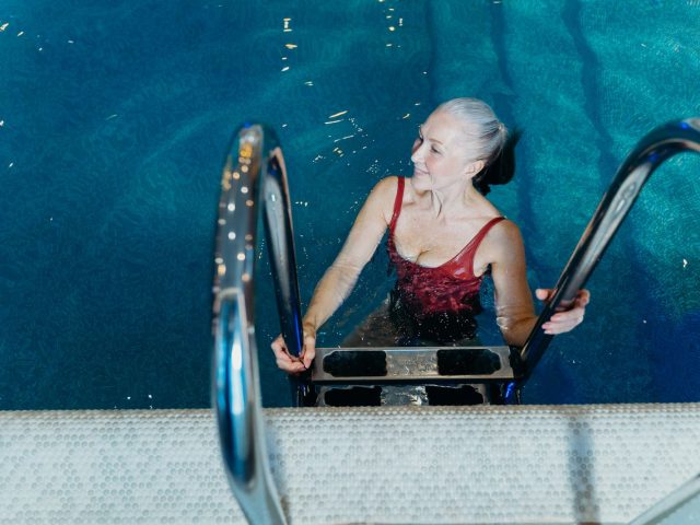 La natation, un allié pour les seniors : maintien de l&rsquo;autonomie et du bien-être