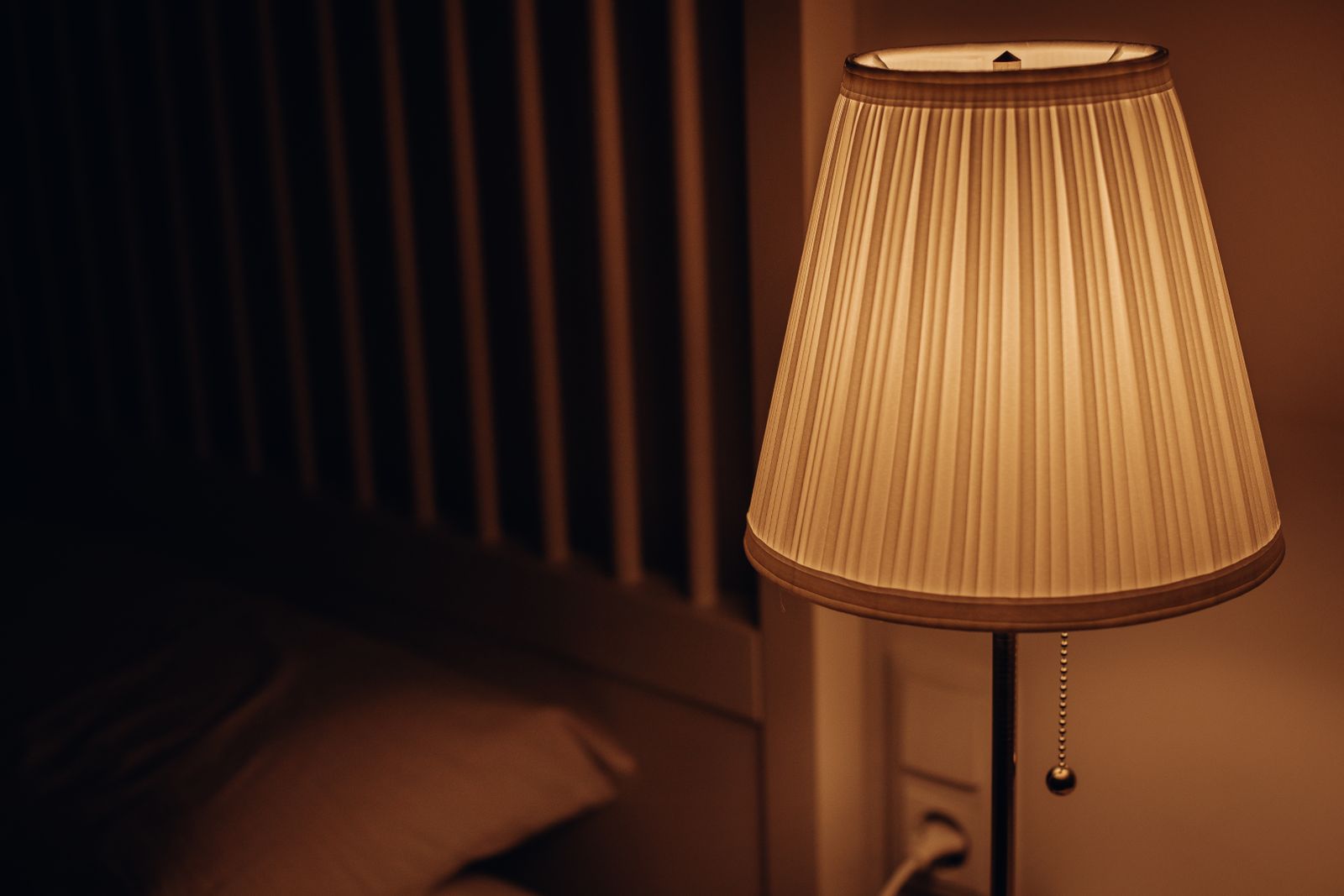 Ambiance chaleureuse du soir, lumière tamisée avant de dormir