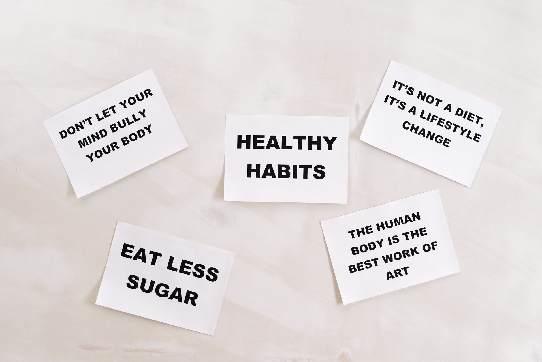 Cartes motivationnelles promouvant habitudes saines sur fond blanc minimaliste.