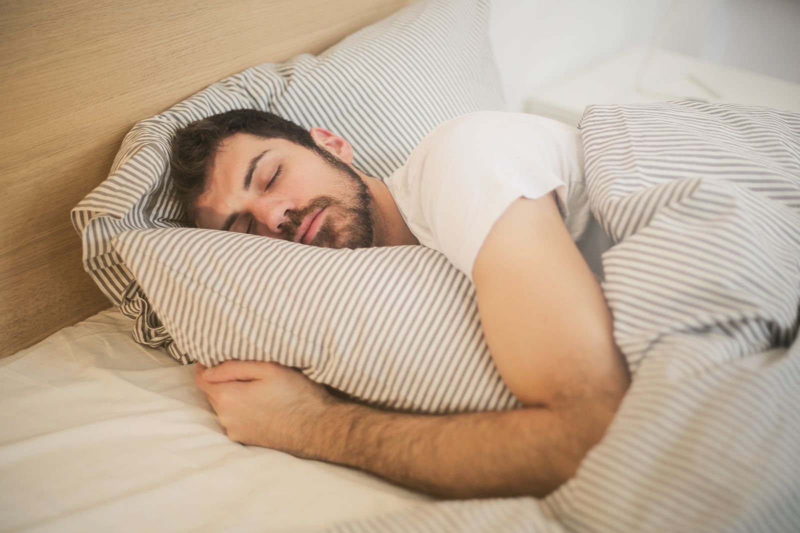 Homme endormi paisiblement, sommeil essentiel à la santé