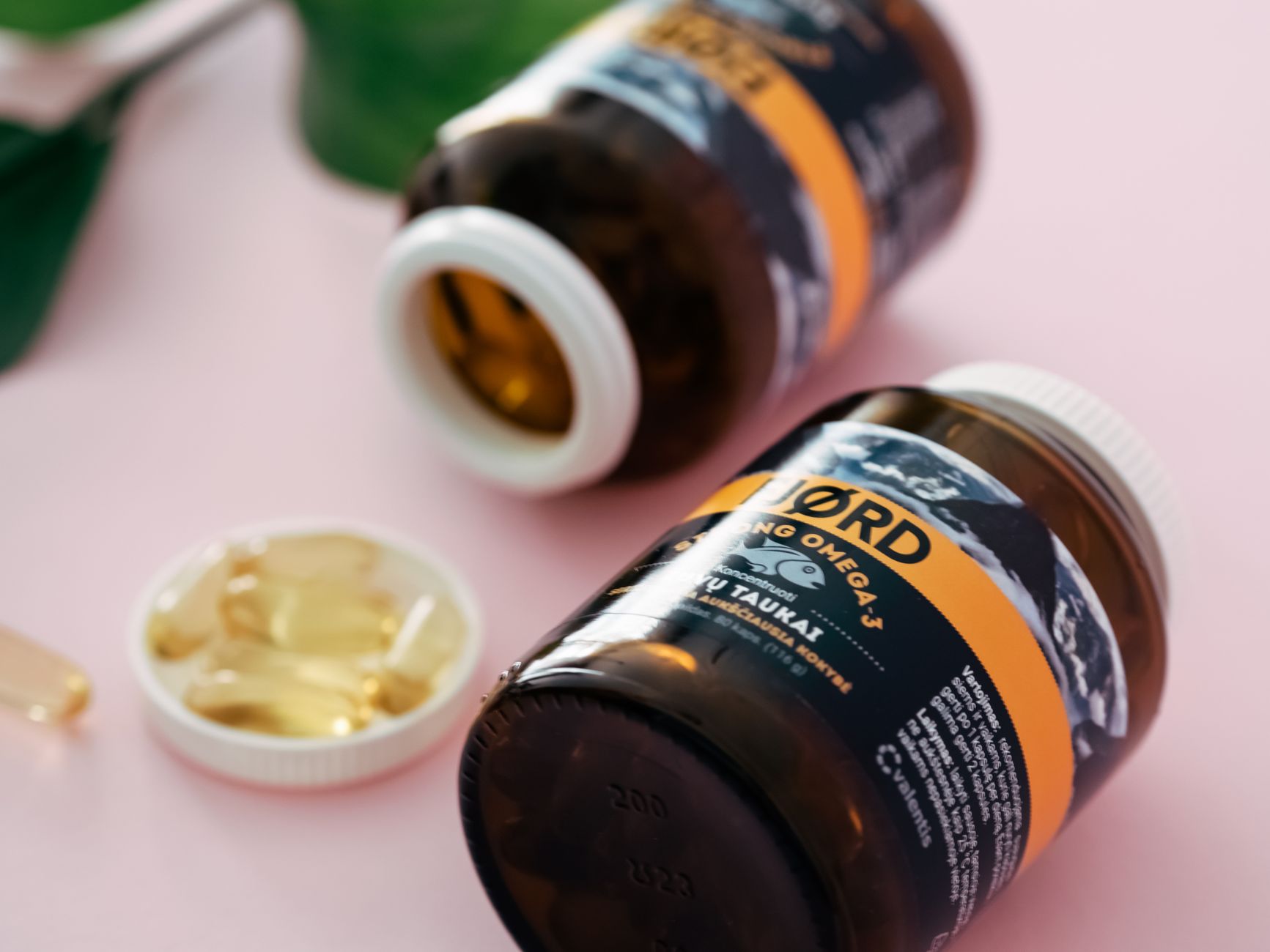 Gros plan de capsules d’huile de poisson Omega-3 dans bouteilles transparentes.
