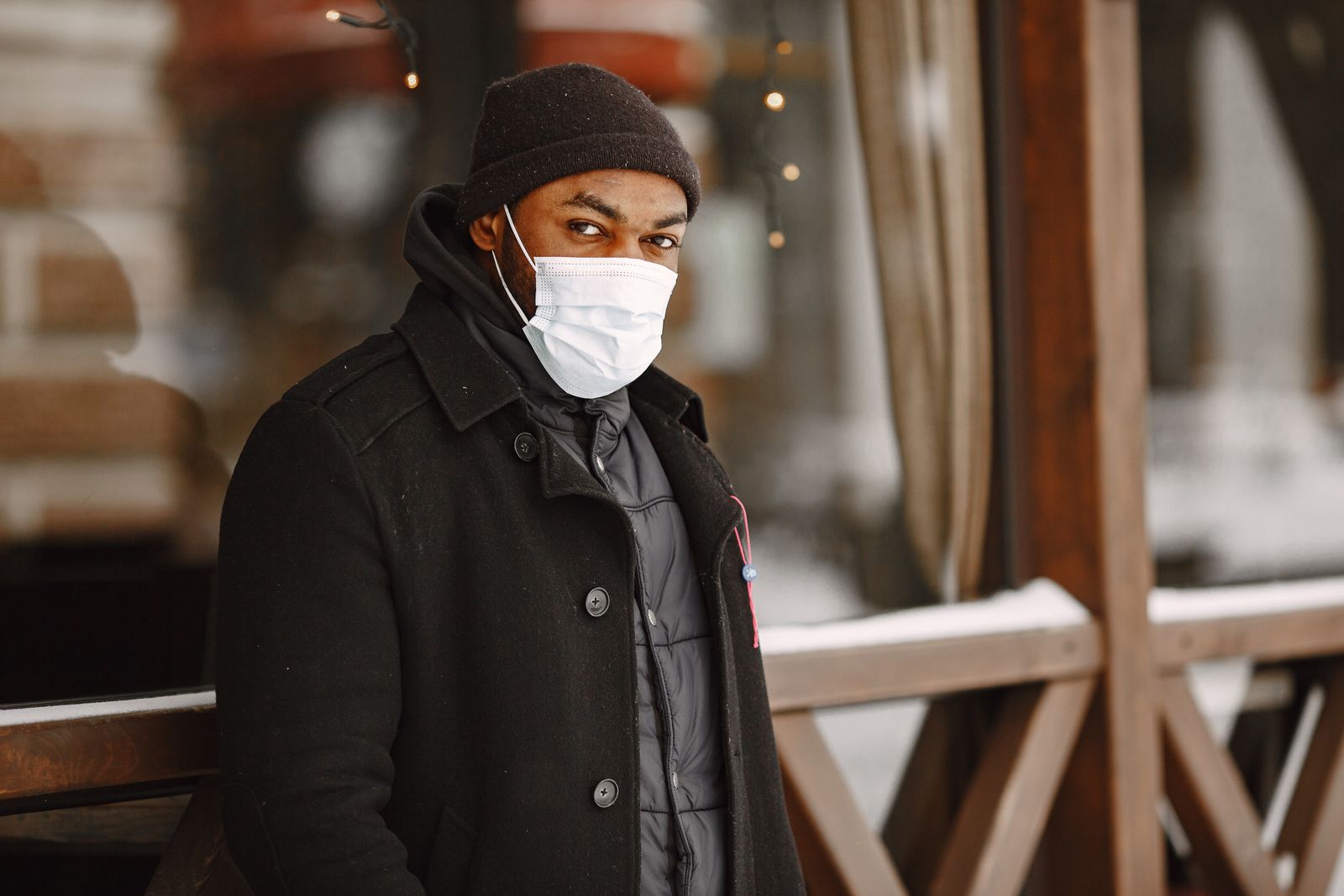 Personne bien couverte en hiver pour se protéger des virus