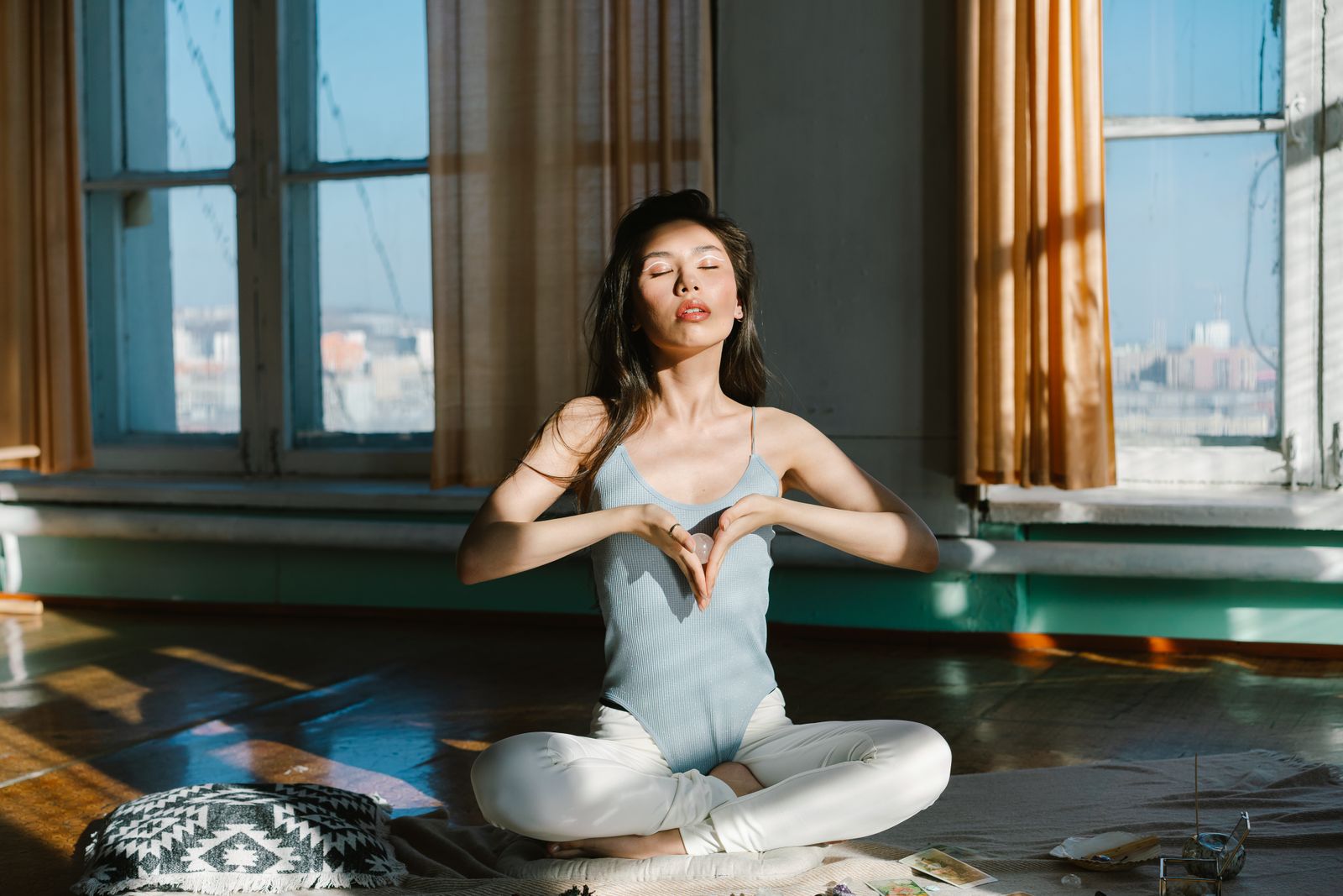 Femme en séance de méditation pour apaiser l'esprit