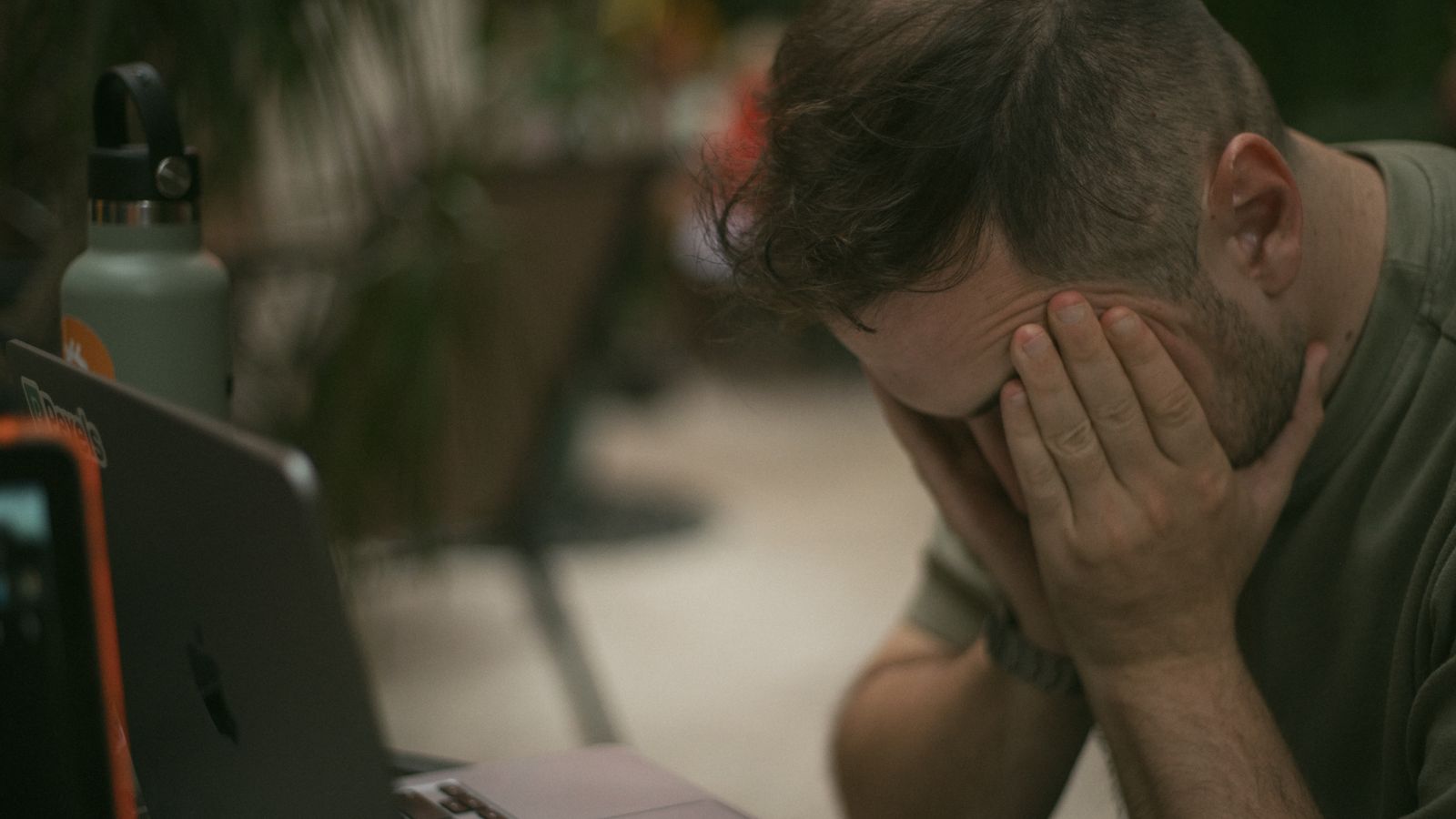 Homme stressé au travail, tête entre les mains