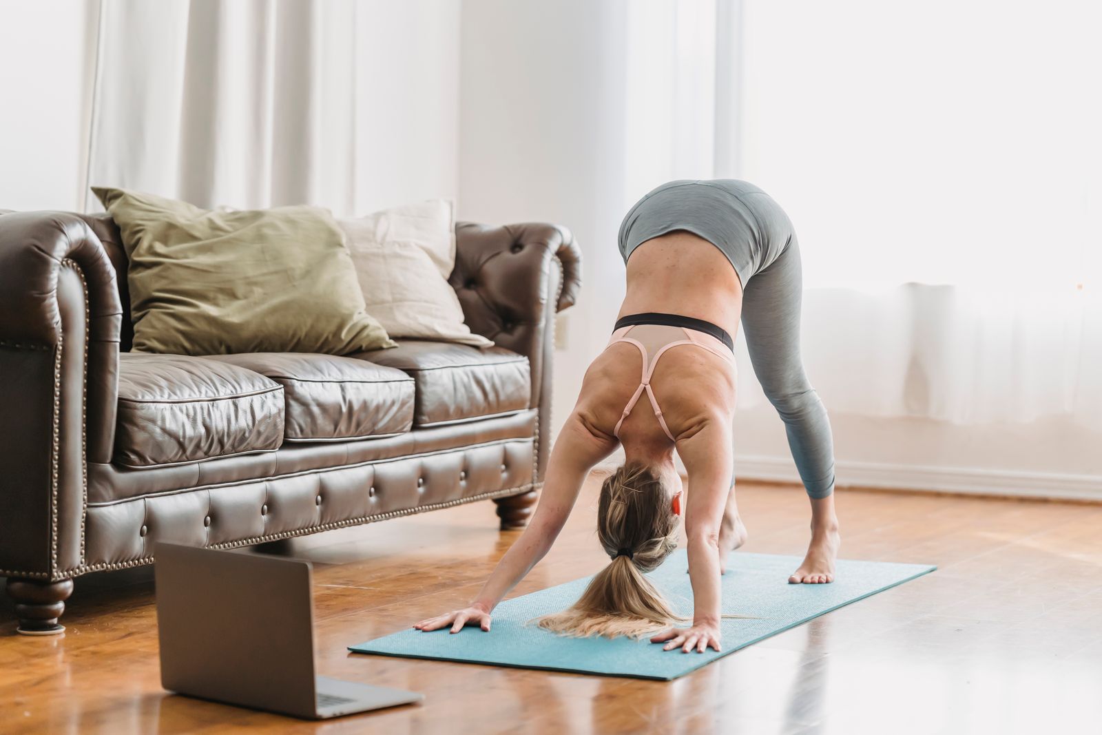 Femme pratiquant le yoga dans son salon au quotidien