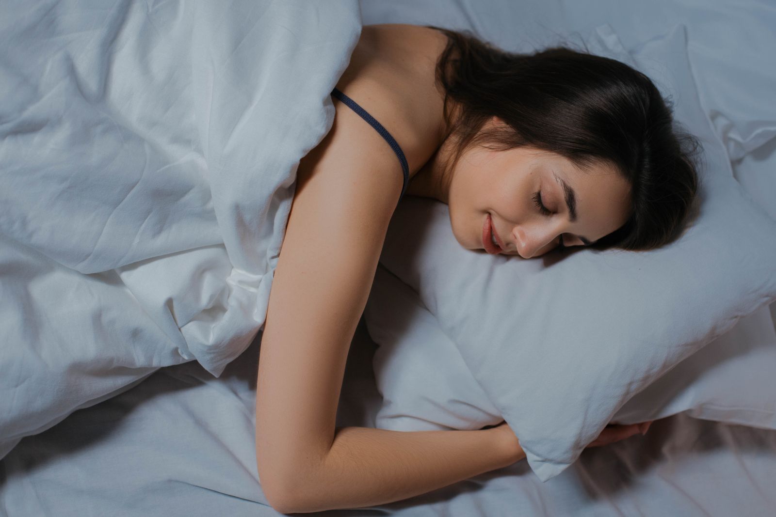 Femme endormie paisiblement dans son lit