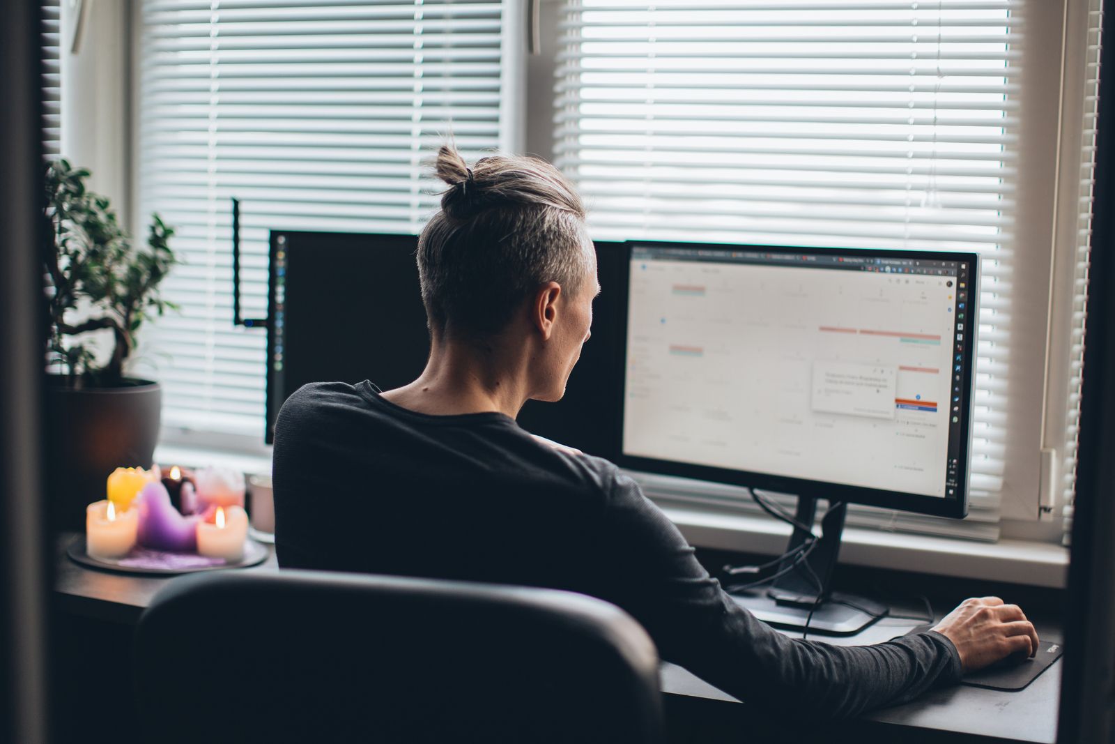 Personne adoptant une bonne posture à son bureau