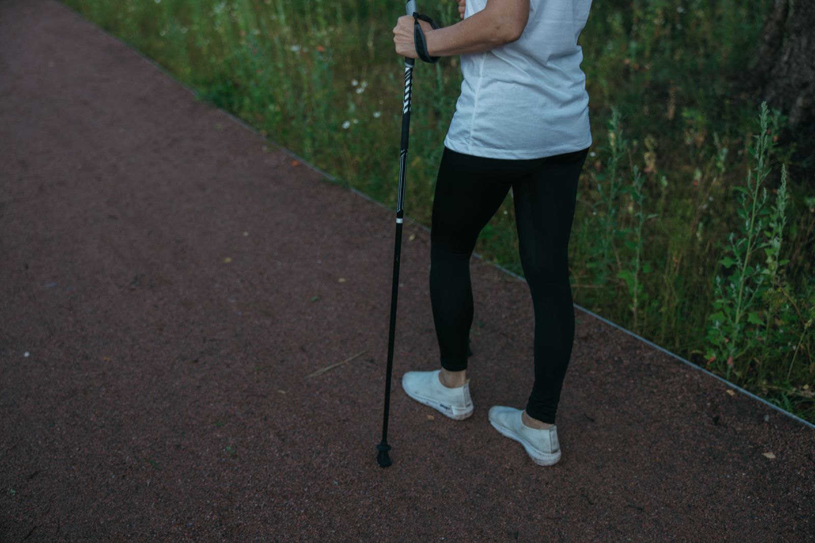 Personne pratiquant la marche active en extérieur