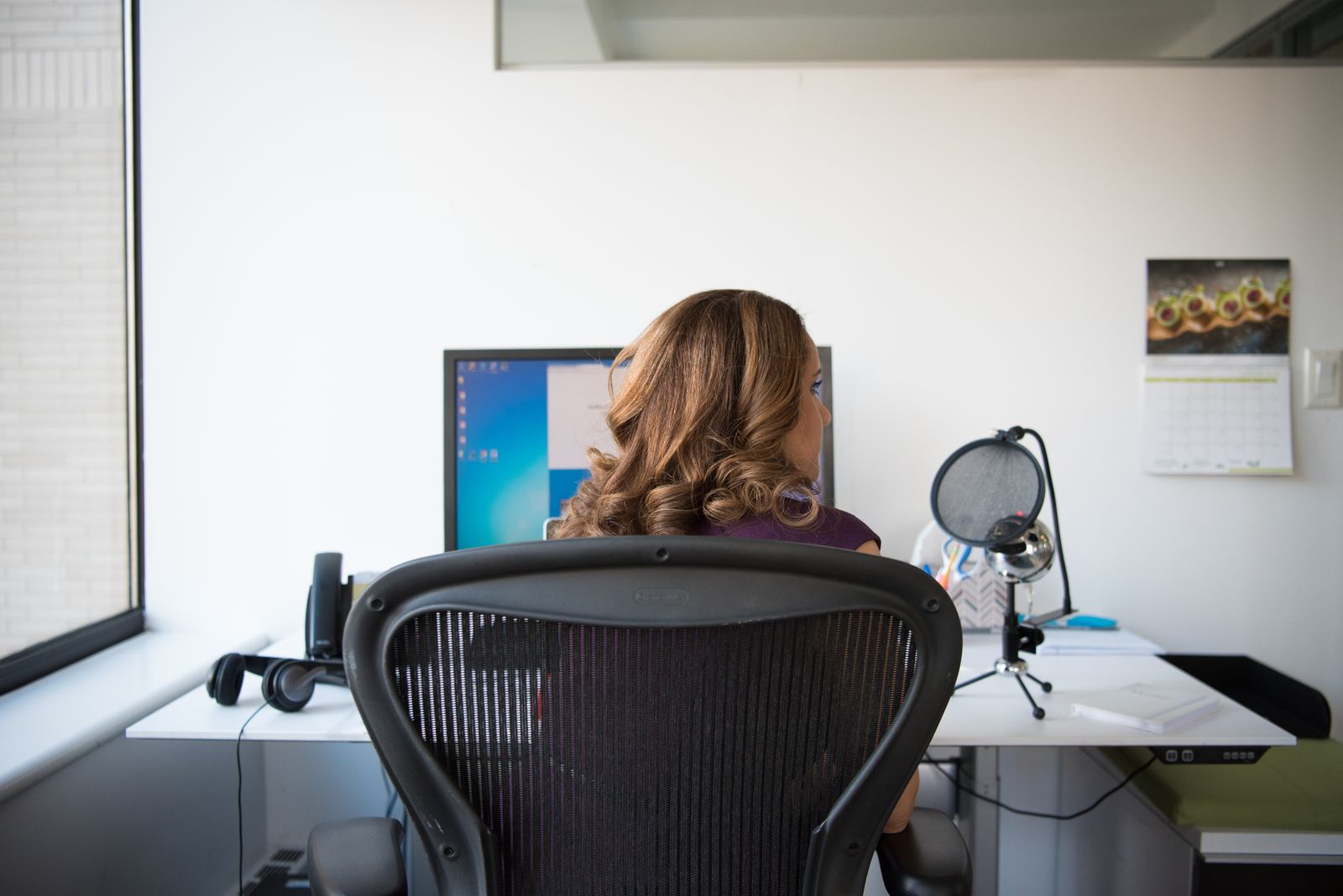 Bonne posture à un bureau ergonomique