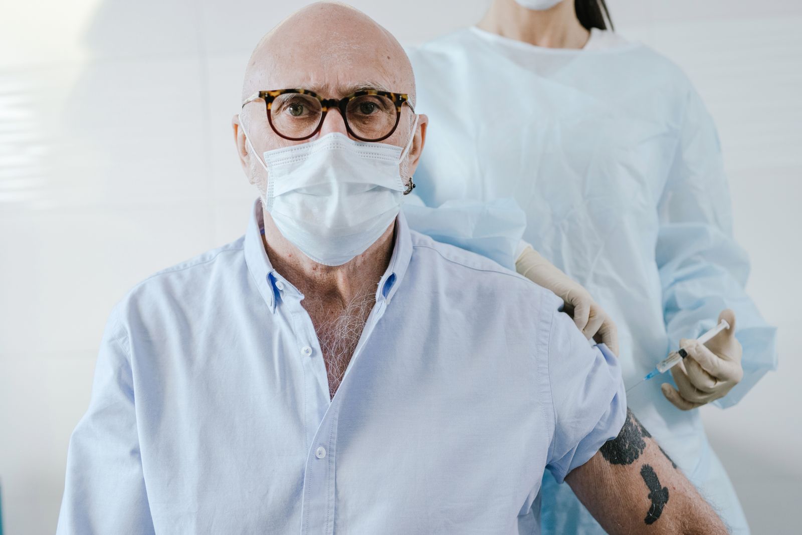Senior recevant une injection vaccinale chez le médecin