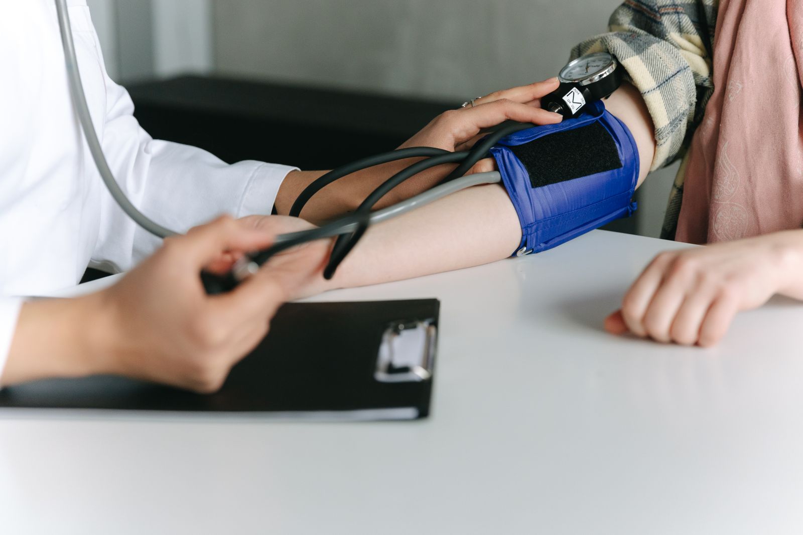 Mesure de la tension artérielle chez le médecin