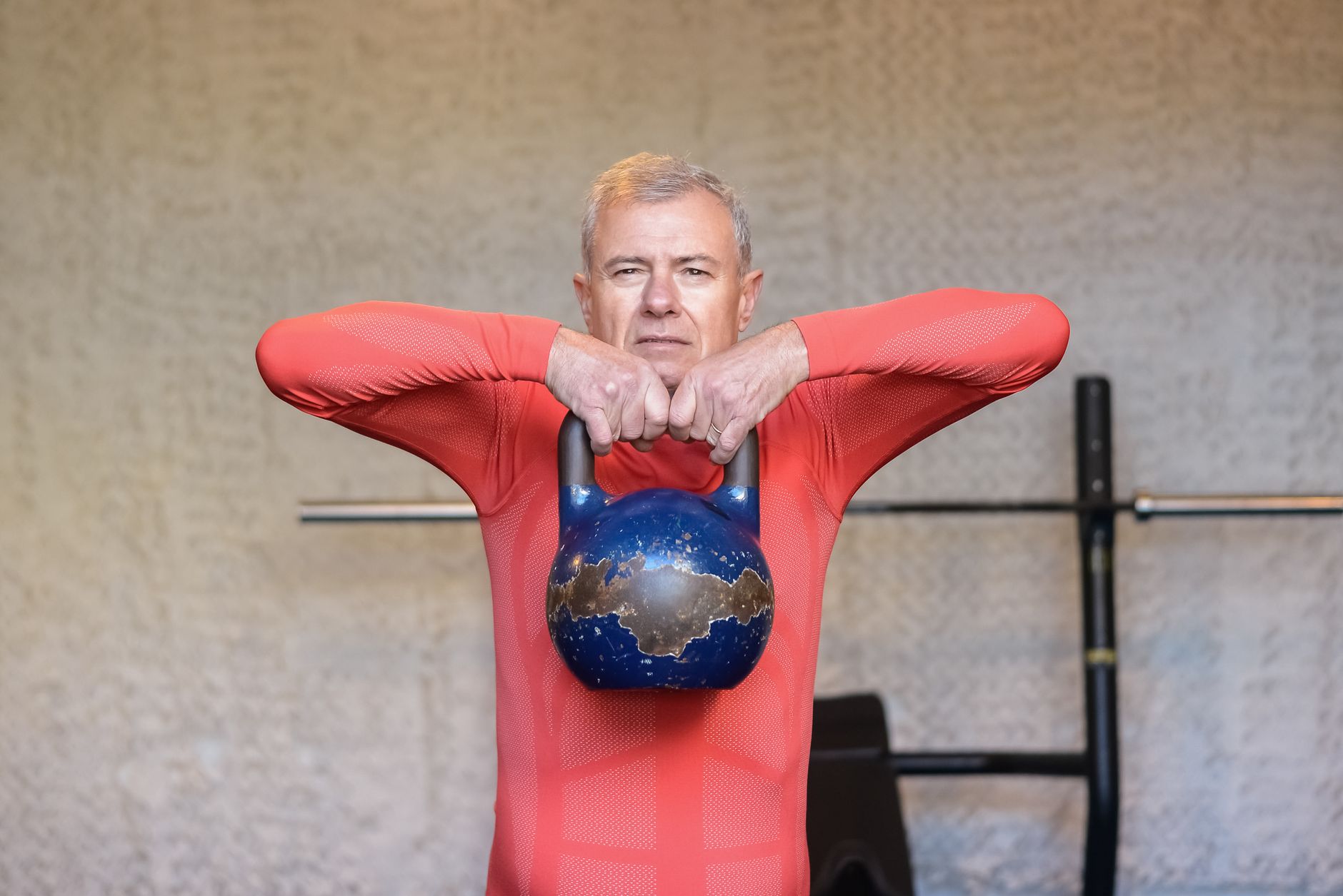 Homme âgé s’entraînant avec kettlebell, santé et forme physique.