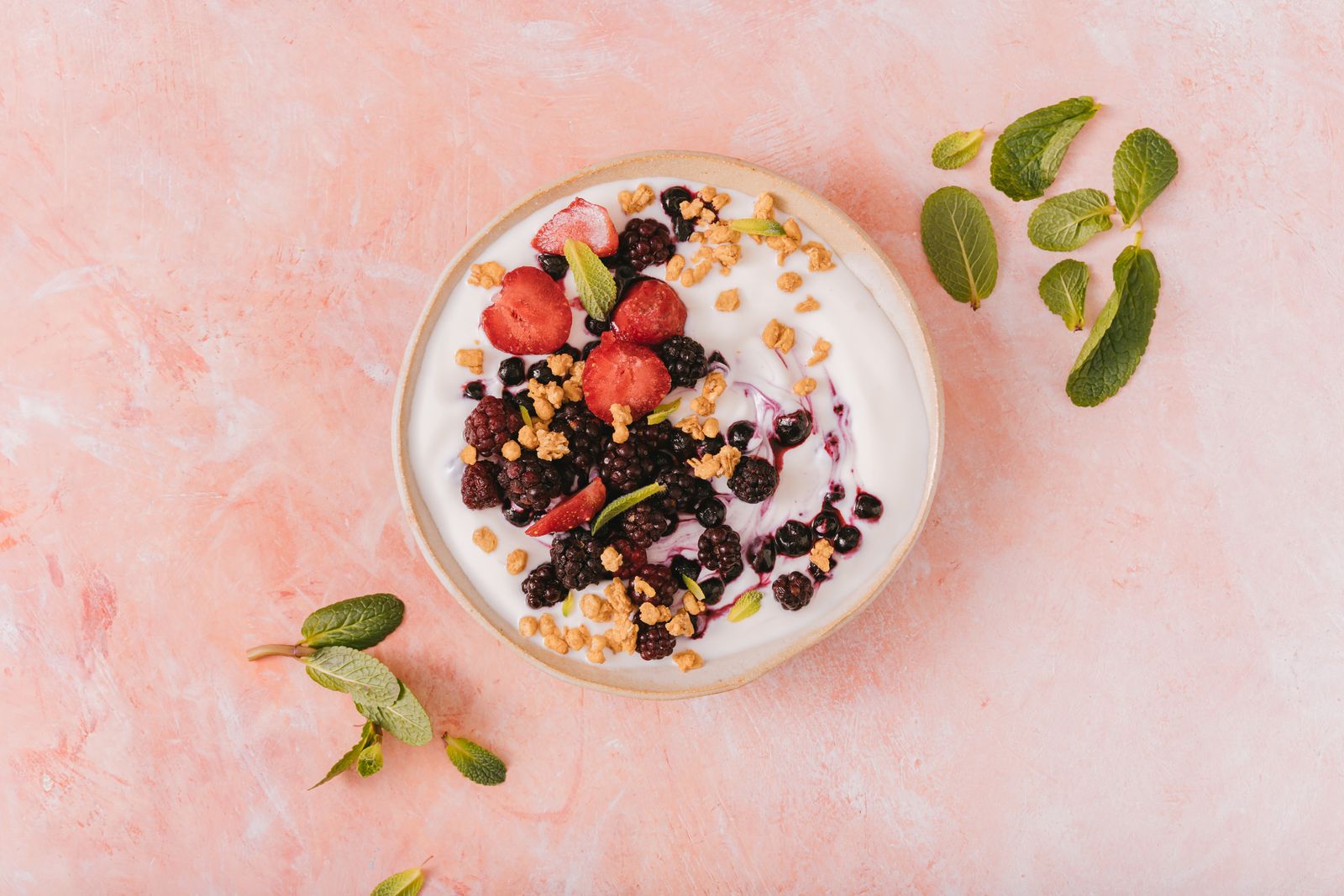 Petit-déjeuner sain au yaourt et fruits rouges