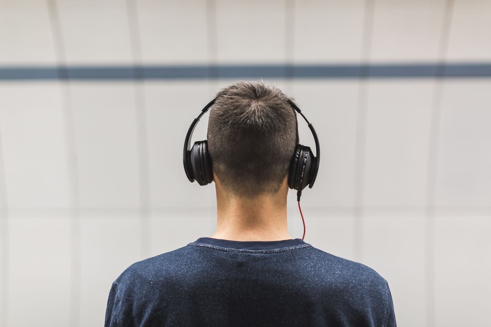 Personne écoutant de la musique pour se détendre