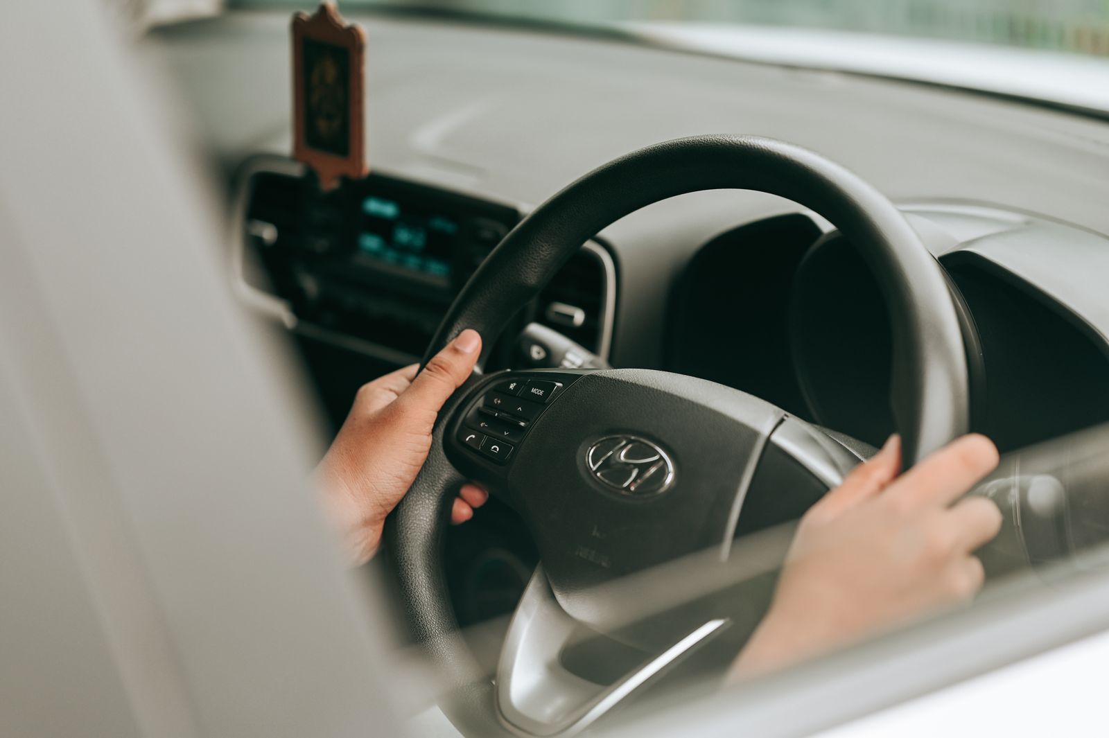 Senior au volant, conduite en sécurité