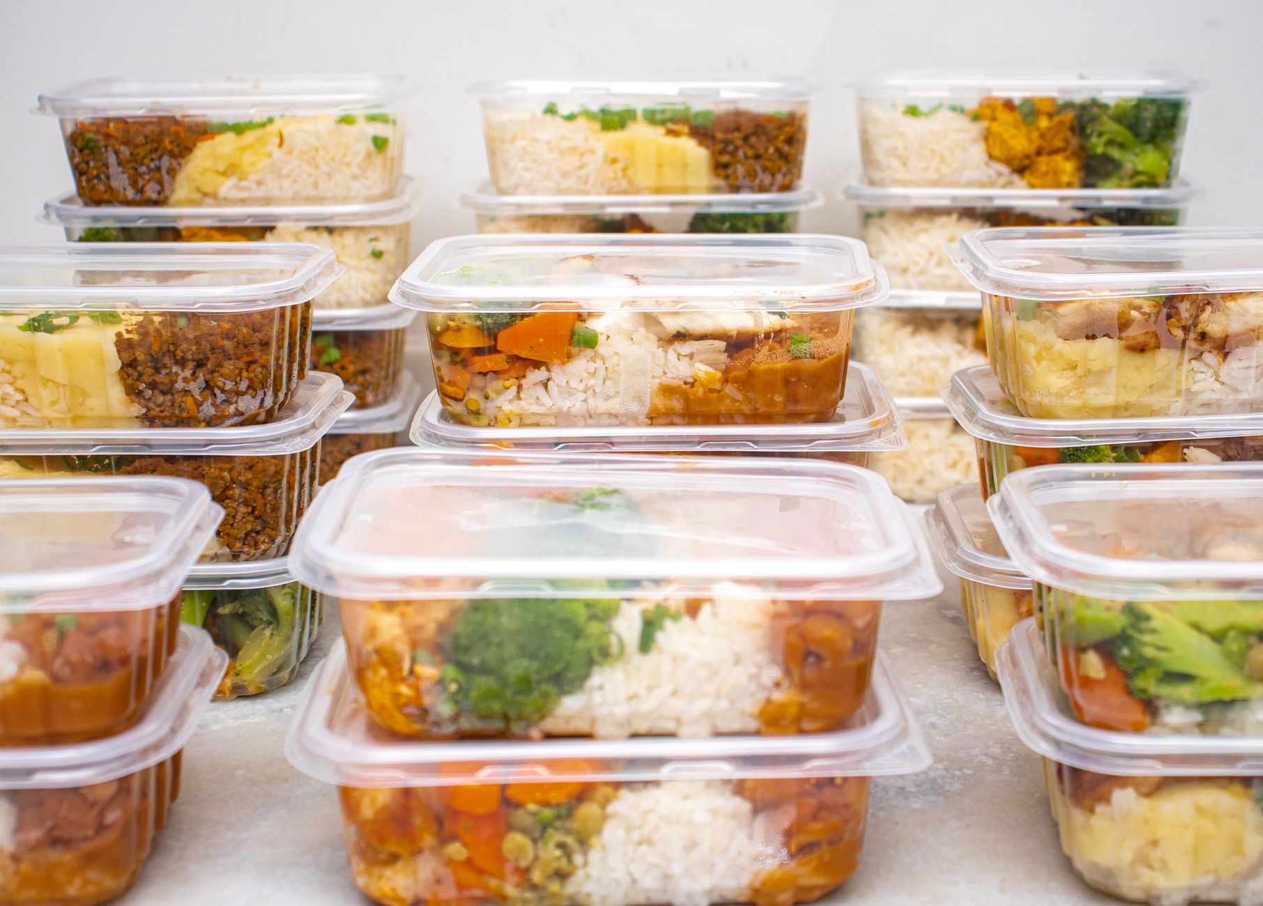 Plusieurs contenants de repas préparés avec riz et légumes pour faciliter les repas.