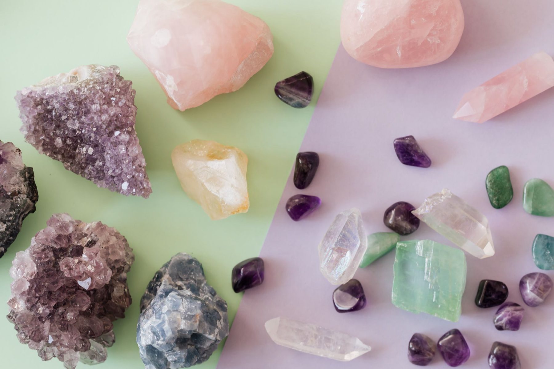 plusieurs pierres naturelles brutes de différentes couleurs disposées avant d'être travaillées en bijoux