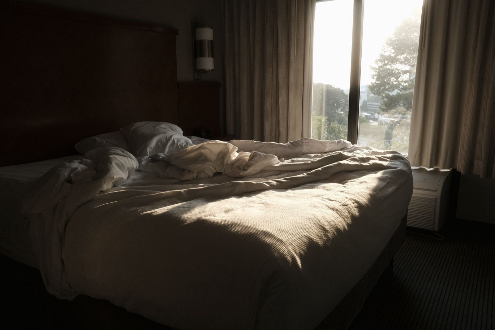 Fenêtre ouverte le matin, lumière entrant dans une chambre aérée