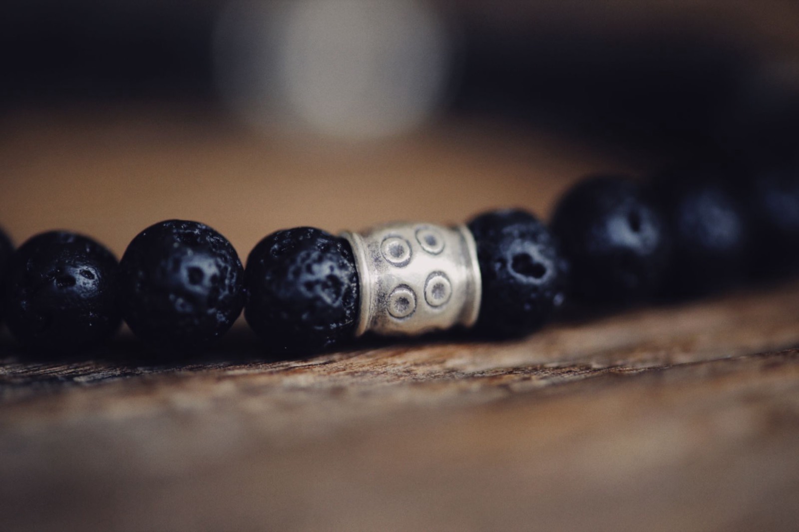 Perles de lapis-lazuli en gros plan, teinte bleu profond