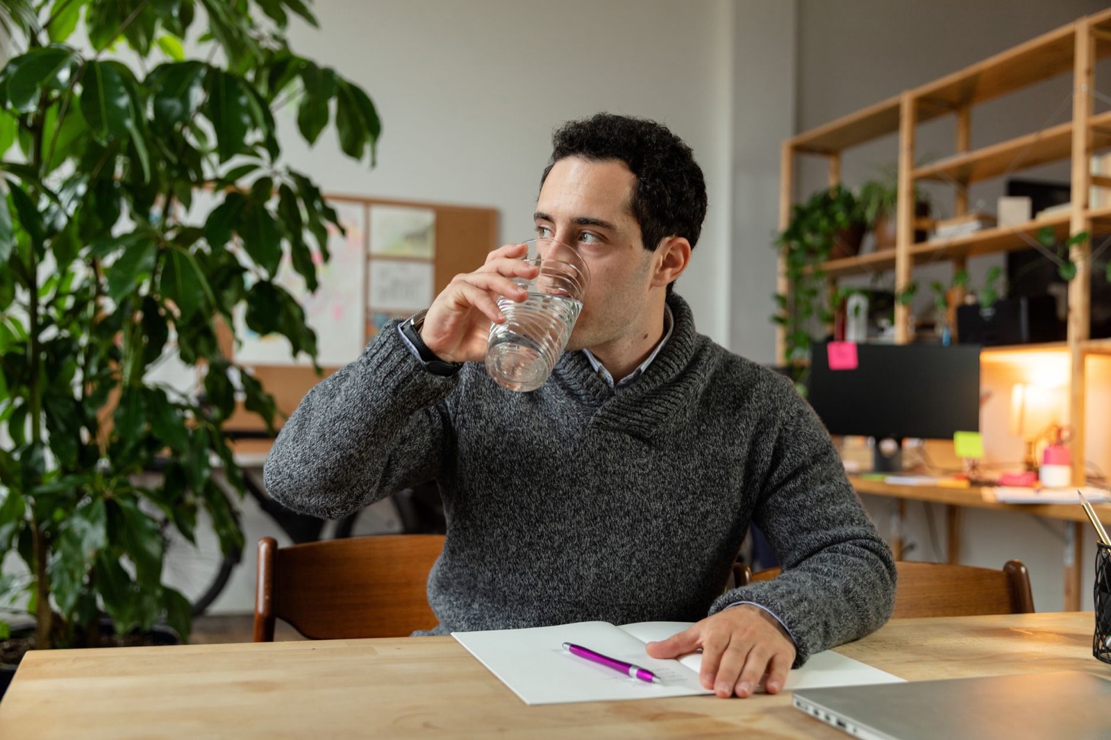 Bouteille d'eau posée sur un bureau pendant une pause au travail