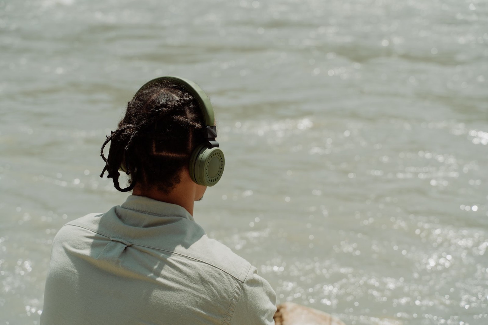 Personne assise calmement avec un casque audio pour une séance de cohérence cardiaque