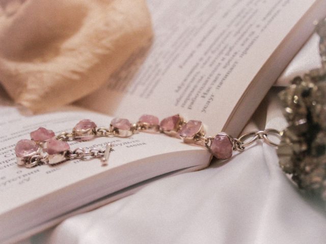 Comment nettoyer et recharger un quartz rose