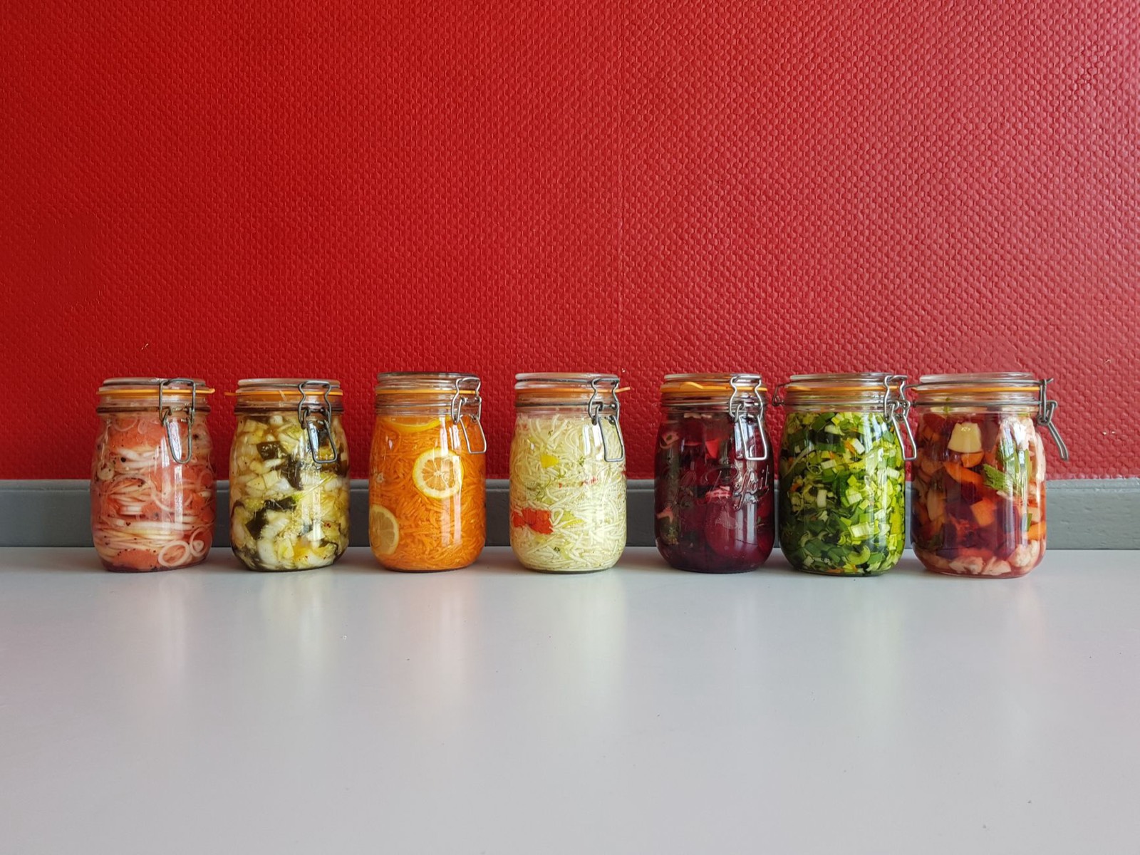 pot de légumes fermentés sur un plan de travail de cuisine
