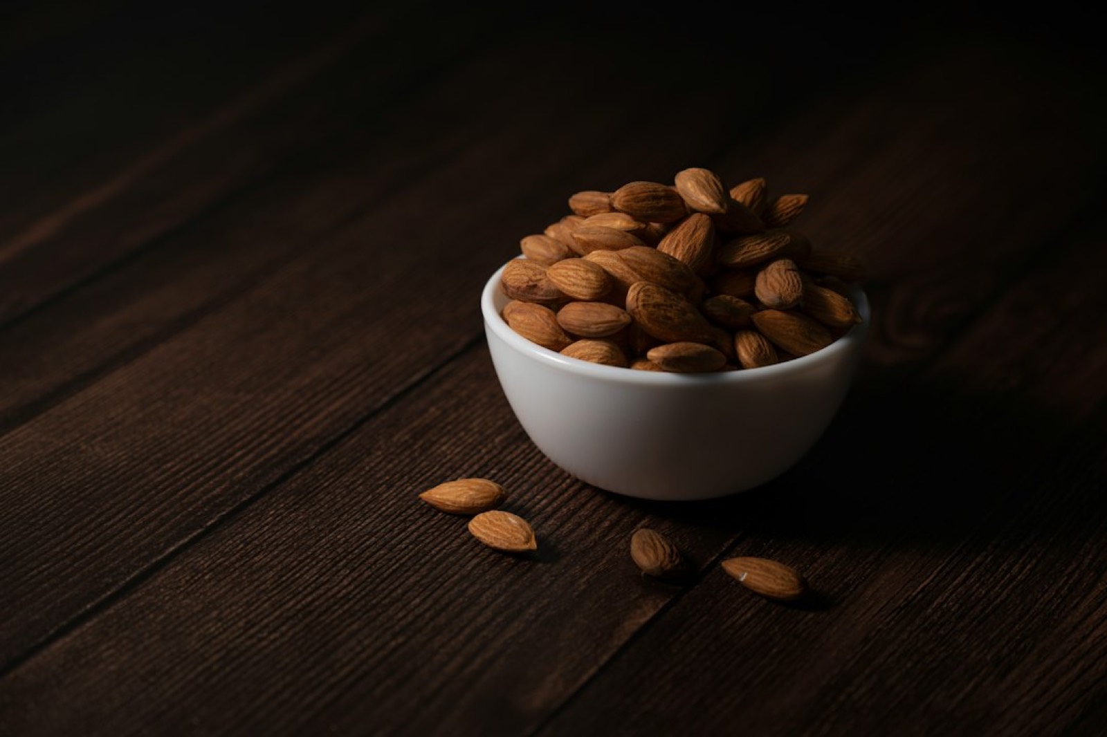 Amandes et abricots secs dans un bol posé sur une table