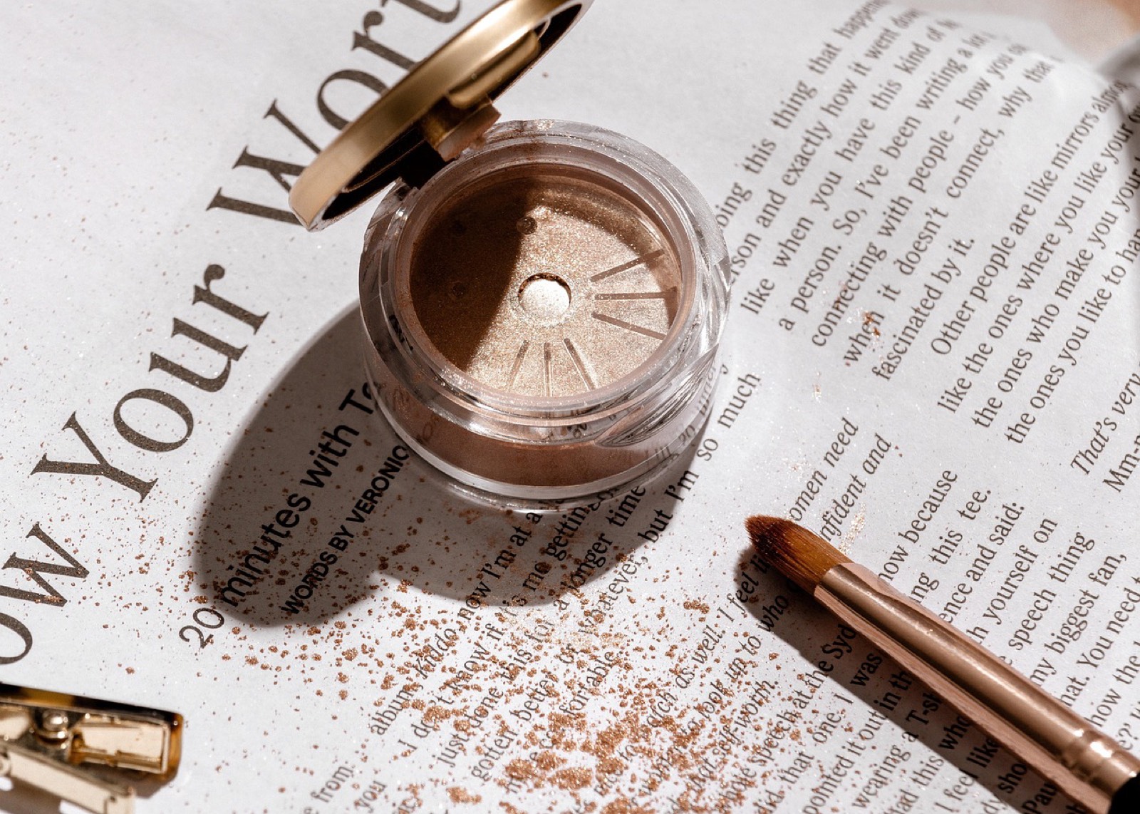 Gros plan sur la liste des ingrédients imprimée au dos d'un emballage de cosmétique