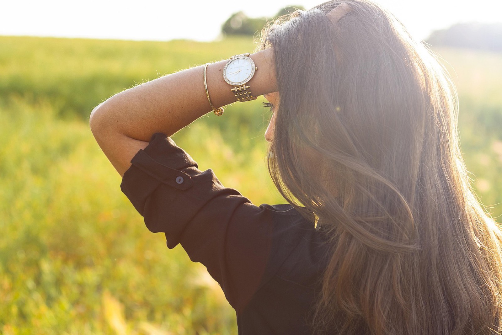 Femme qui applique quelques gouttes de parfum sur l'intérieur de son poignet pour un essai