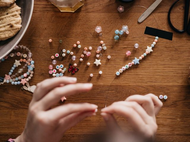 Fabriquer un bracelet en pierre naturelle : la méthode étape par étape