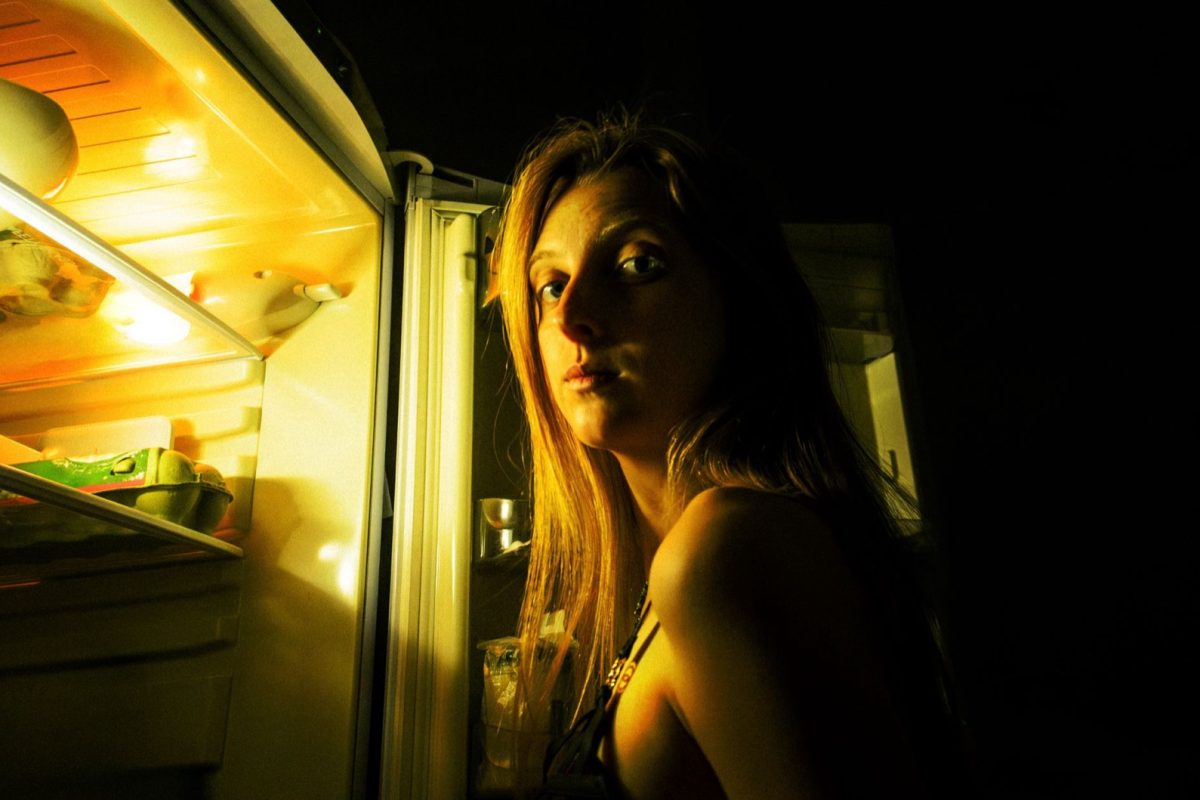 Grignotage émotionnel le soir : ce que révèle ce réflexe