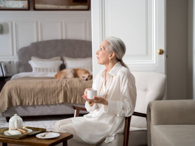 Homesitting senior : un retraité vit chez vous et garde vos animaux