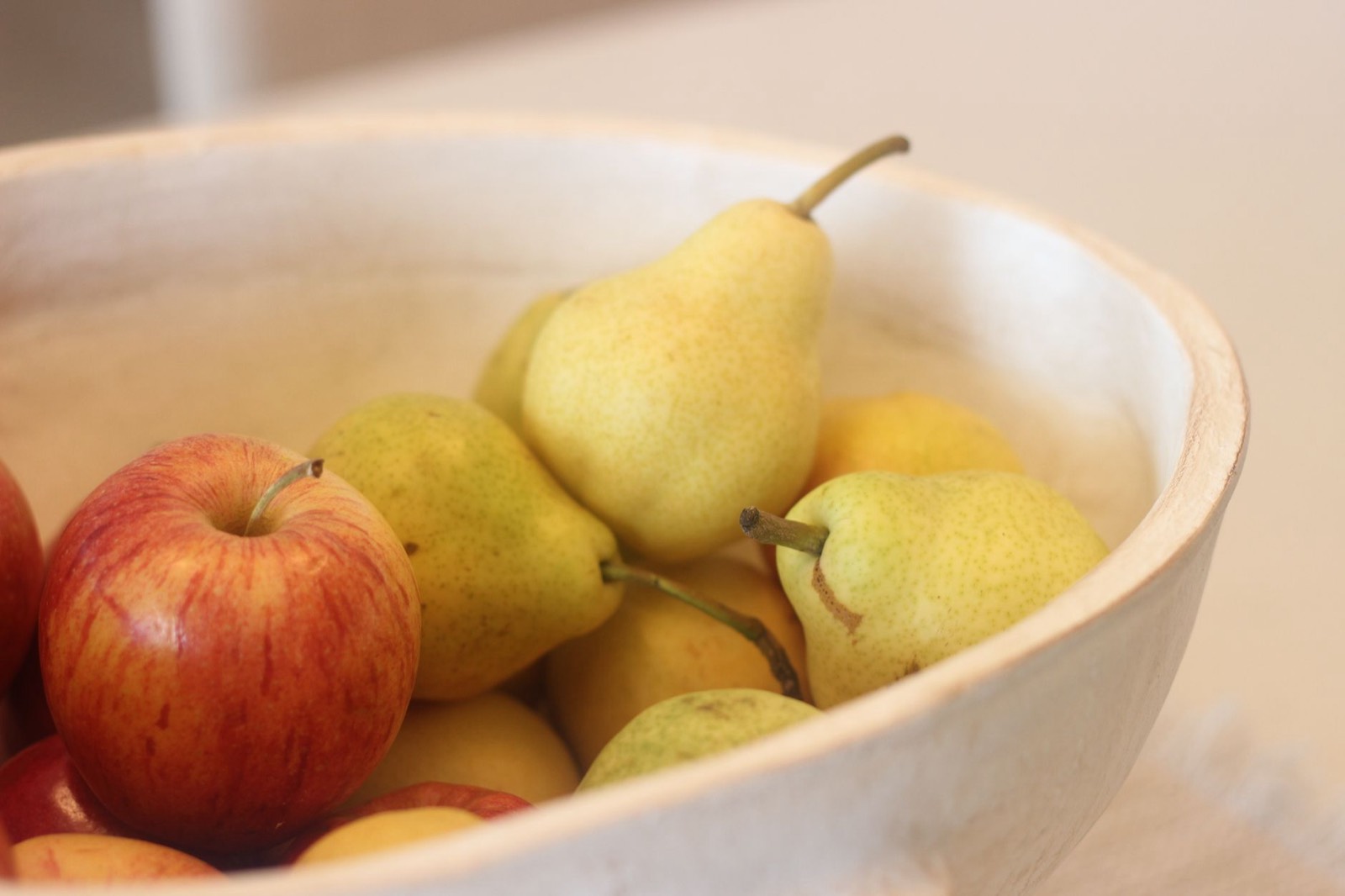 Coupe de fruits frais posée sur une table de cuisine