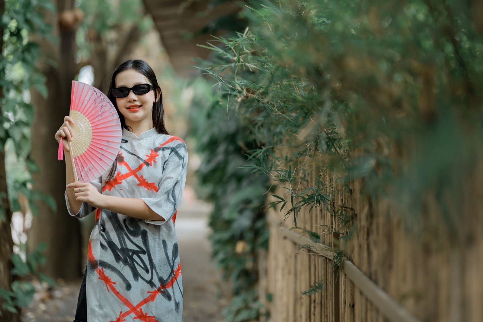 Femme utilisant un petit ventilateur portable en extérieur l'été