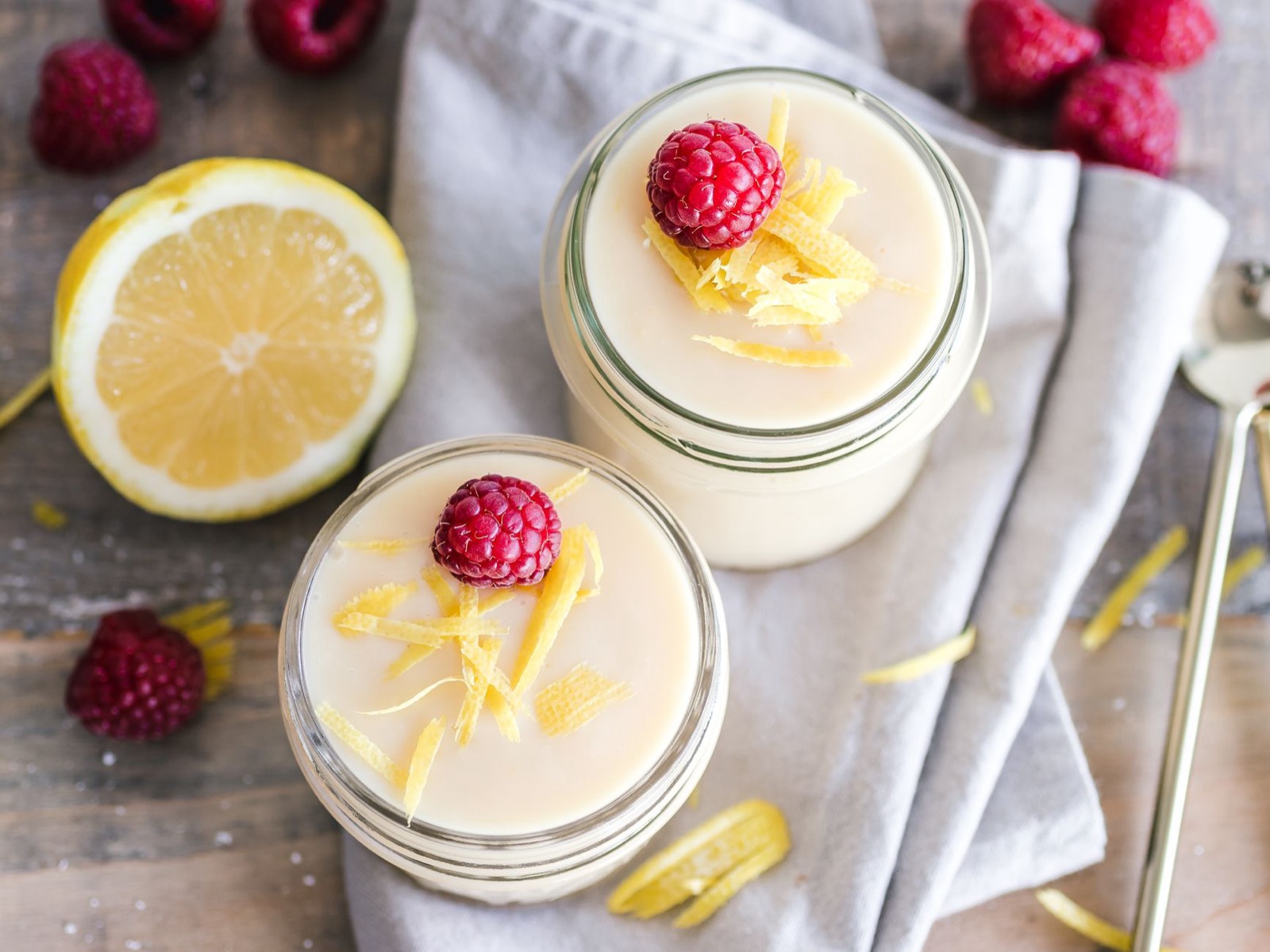 Bocaux d'aliments fermentés, yaourt et kéfir sur une table de cuisine