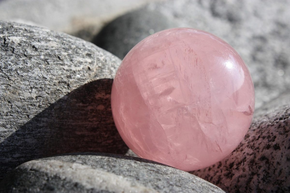 Quartz rose : comment reconnaître une pierre naturelle authentique