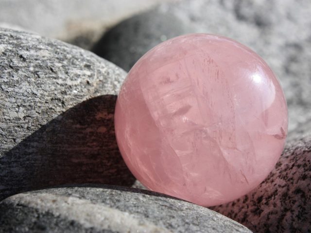 Quartz rose : comment reconnaître une pierre naturelle authentique