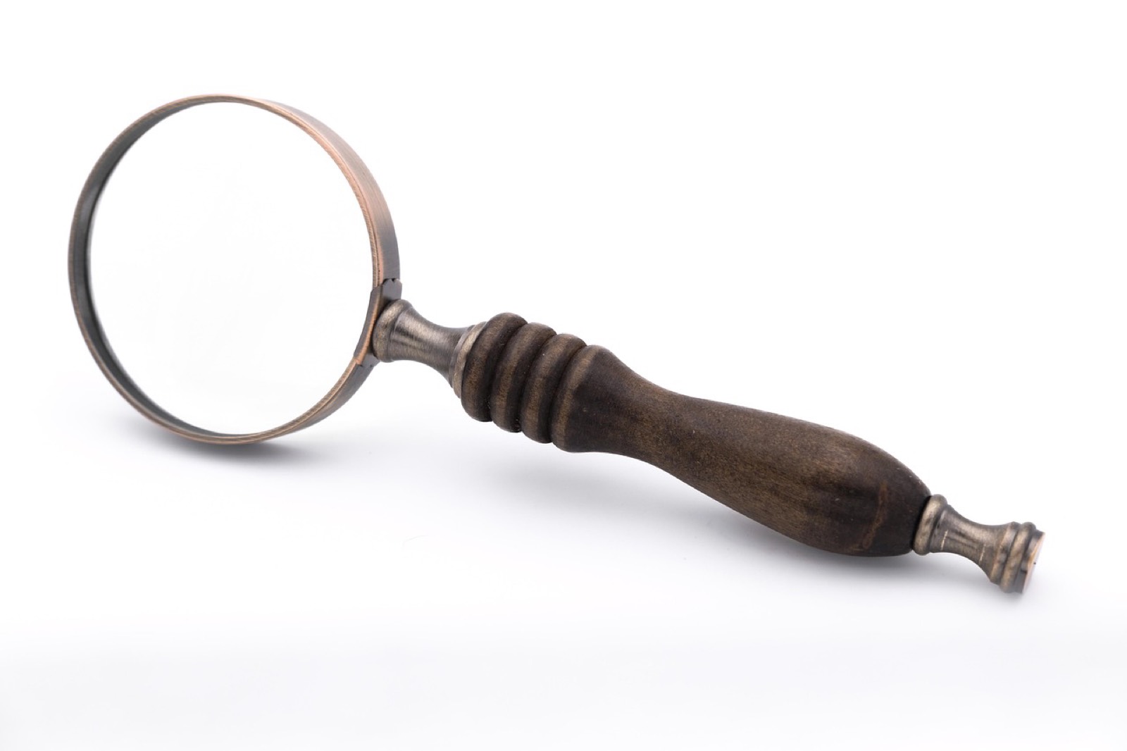 loupe de gemmologue examinant une pierre rose à la lumière