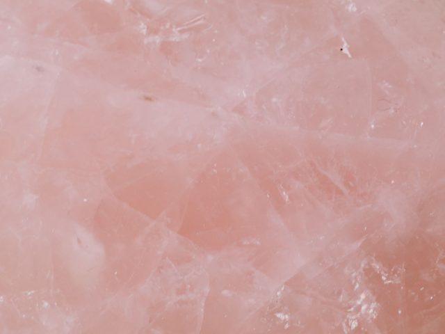 Quartz rose véritable ou faux : les signes à vérifier avant l&rsquo;achat