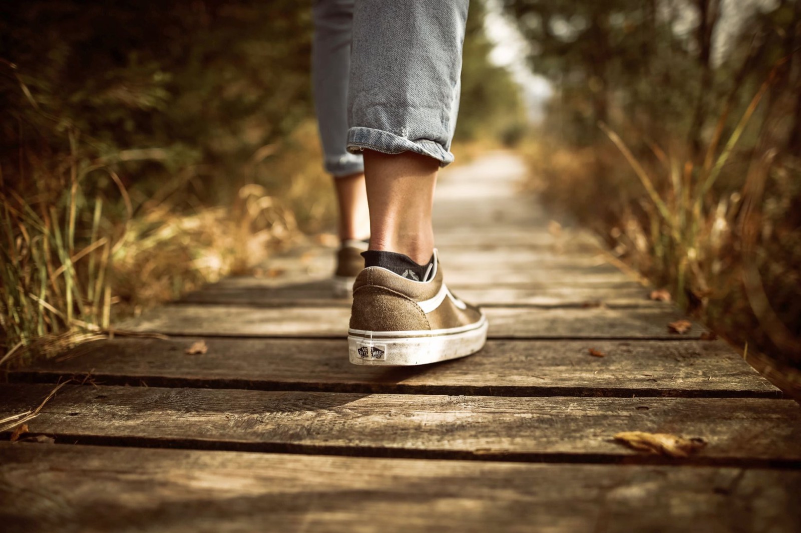 chaussures de marche sur un chemin extérieur