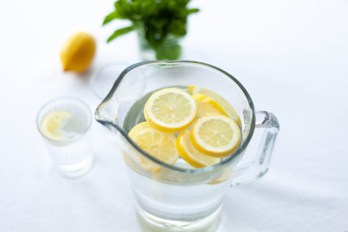 L&rsquo;eau citronnée du matin fait-elle vraiment maigrir ? Pas si sûr