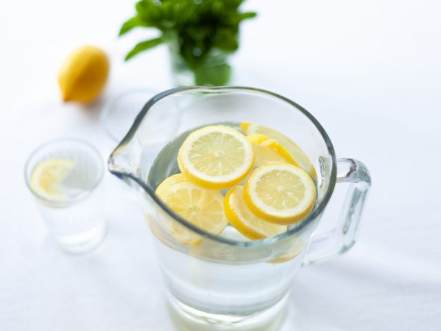 L&rsquo;eau citronnée du matin fait-elle vraiment maigrir ? Pas si sûr