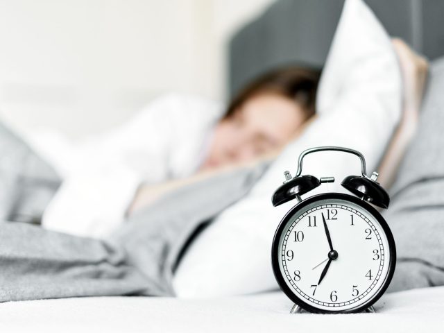 Changement d&rsquo;heure en octobre : comment éviter le chaos sur votre sommeil ?