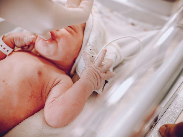 Vitamine K à la naissance : pourquoi tant de parents hésitent ?